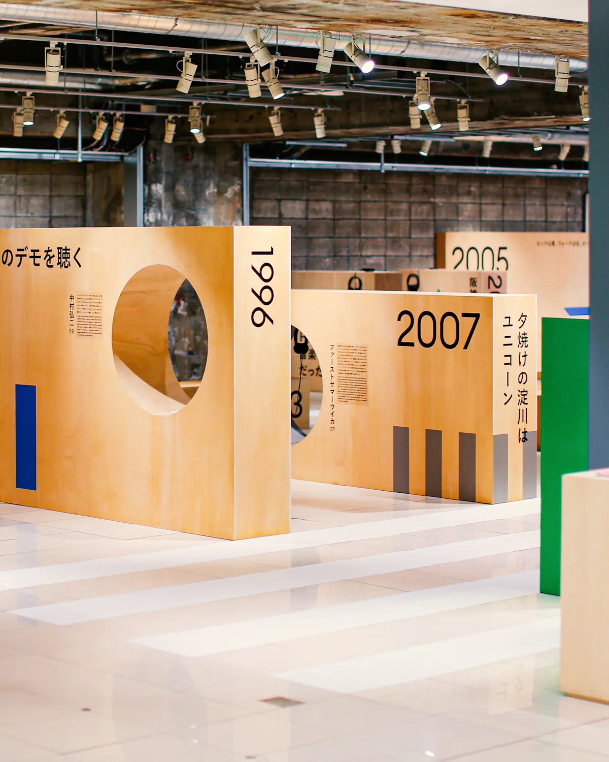 Paneles de madera con gráfica en una exposición, un material reutilizable y reciclable